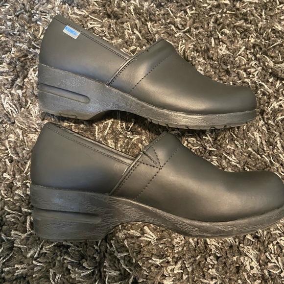 Cherokee Nursing Clogs - Picture 2 of 6